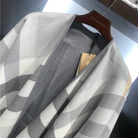 burberry wool cape - Picture 2 of 6